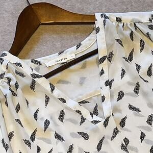 Womens L Flowing Blouse All Over Print White Black Feather V Neck Cap Sleeve